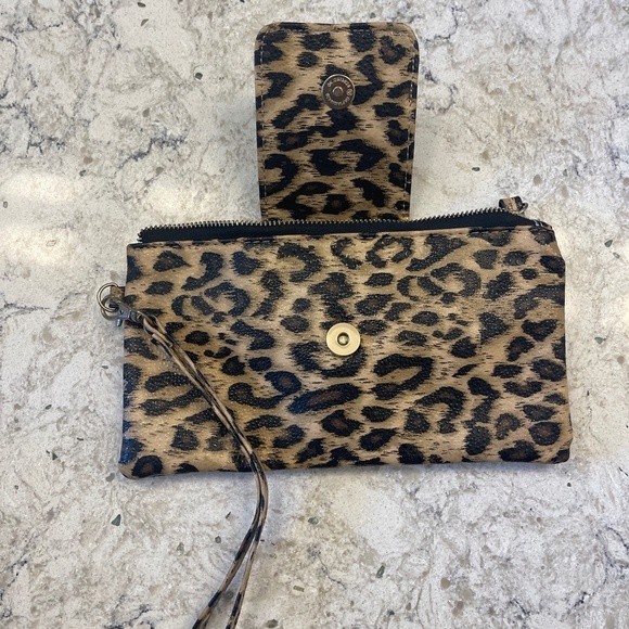Animal Print‎ wristlet - Picture 6 of 7
